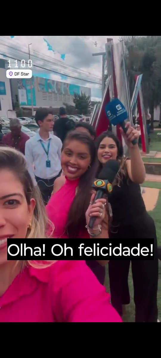 "O FELICIDADE" dizem  jornalistas acampados na frente do hospital onde está Jair bolsonaro 

Pergunta ❓ você confia na mídia imunda?
