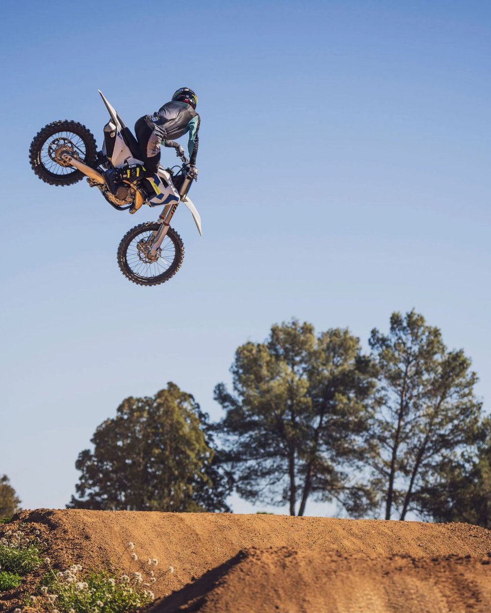 HQV_MotoUK's tweet photo. Weโre proud to support SC Sporthomes Husqvarna as they line up on the FC 250 and FC 450 at the first round of MXGB today.
Wishing the whole team a fast, focused and successful weekend. Letโs go! ๐ช
#Husqvarna #GoRide #RideHusqvarna #Motocross #FC250 #FC450 #MXGB https://t.co/nF0ge9JciS