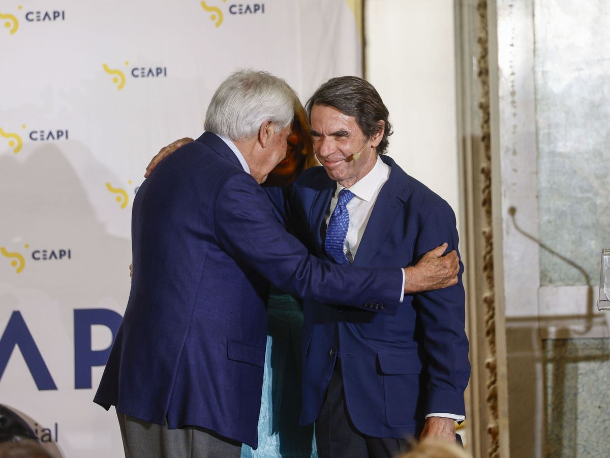 Es entrañable ver cómo se quieren y se admiran los locutores mañaneros del PP y del PSOE. Cómo los Alsina y Herrera le comen los morros a los Francinos, Julias y Gabilondos. Como siempre digo, el "periodismo" sistémico no es más que la cara b del bipartidismo político.