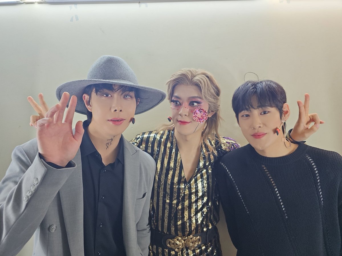 [#이터니티]

"Launch System Completed.
Countdown to 막공"

#변희상 블루닷, #이동수 카이퍼, #박상준 머머의
마지막 카운트다운을 함께 해주셔서 감사합니다.

-
𝗠𝗨𝗦𝗜𝗖𝗔𝗟 : 𝗘𝗧𝗘𝗥𝗡𝗜𝗧𝗬 🪐

2025.12.27 - 2026.03.15
NOL 유니플렉스 1관