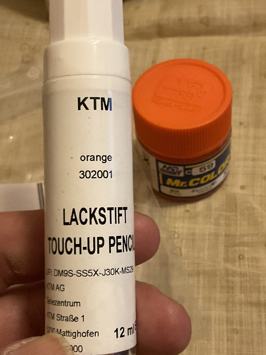 KTM819O4's tweet photo. #KTM #LACKSTIFT #TouchUpPencil #MrColor
KTMがBajaj傘下になってタッチアップペイントが発売されたのはとても喜ばしい事です!
オフロードバイクのメーカーなのにタッチアップペイントを出さないのは嫌な印象でした!
「ちょっと傷付いたら新しいパーツに替える」というのは時代に合いません! https://t.co/o6sSyX4fAr