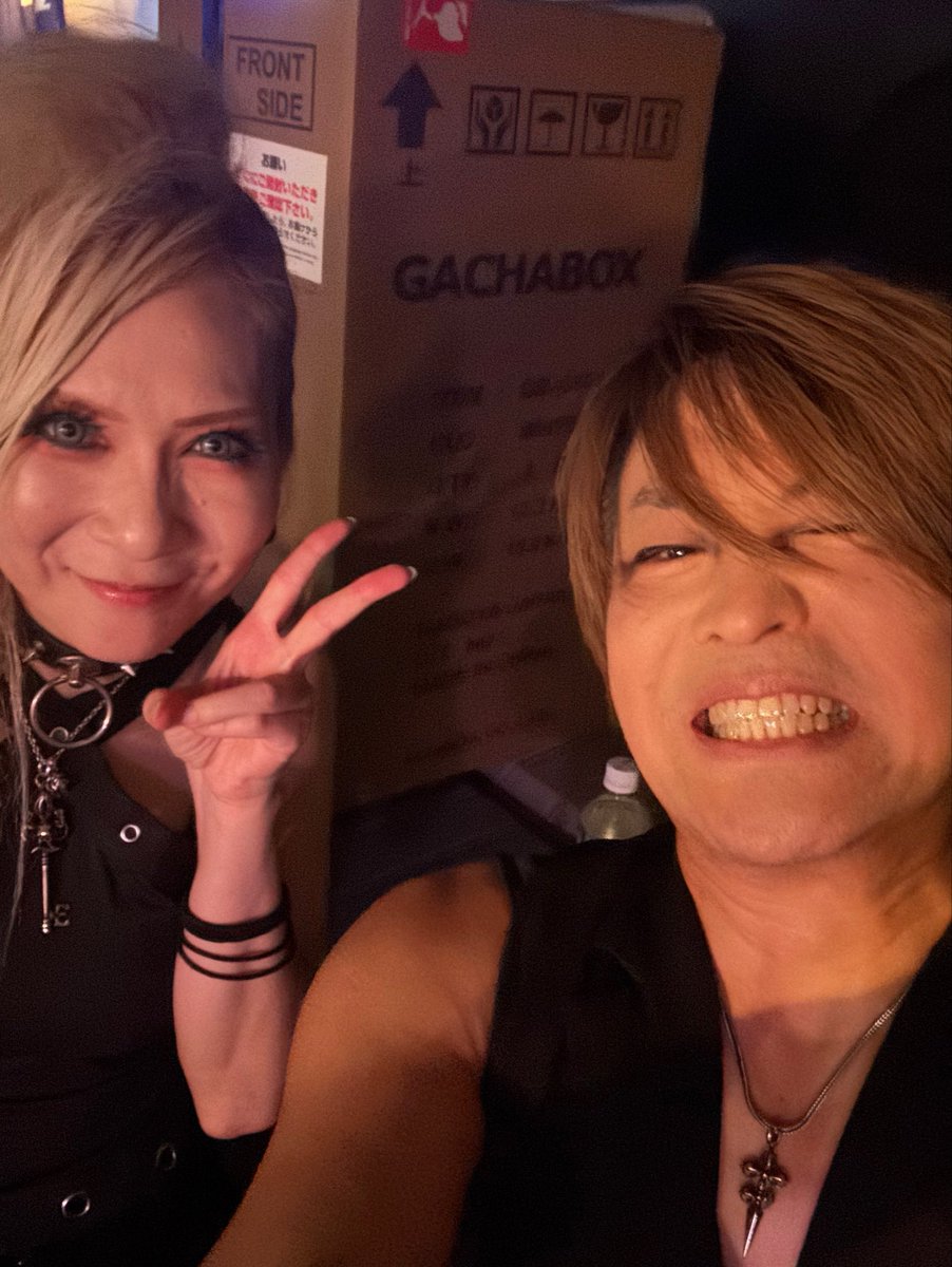 昨夜は吉祥寺クレッシェンドでARESZ主催
「HEAVY METAL IS JUSTICE」 でした🔥

久々の顔がいっぱいで楽しすぎた✨
いつまでも変わらん顔がいるのは本当に嬉しいよ😆
遊んでくれてありがとう🤘

画像は
圧感のステージARESZの瑠海狐さん
空気を一気に明るくしてくれるドラマーSURGE’KのMayoさん