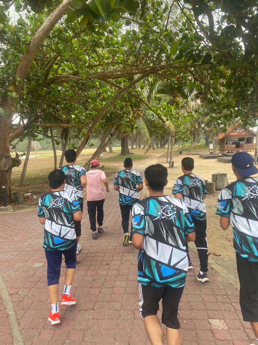 DOSM_Terengganu's tweet image. 𝐅𝐈𝐓𝐃𝐎𝐒𝐌 | 𝟏𝟒 𝐌𝐀𝐂 𝟐𝟎𝟐𝟔 | 𝐊𝐄𝐌𝐀𝐌𝐀𝐍, 𝐓𝐄𝐑𝐄𝐍𝐆𝐆𝐀𝐍𝐔
𝐅𝐢𝐭𝐃𝐎𝐒𝐌 @ 𝐏𝐚𝐧𝐭𝐚𝐢 𝐊𝐢𝐣𝐚𝐥
Program #FitDOSM bersama YBhg. Dato’ Sri Dr. Uzir Mahidin telah diadakan di Pantai Kijal, Kemaman bersama Team Runner DOSM Terengganu.