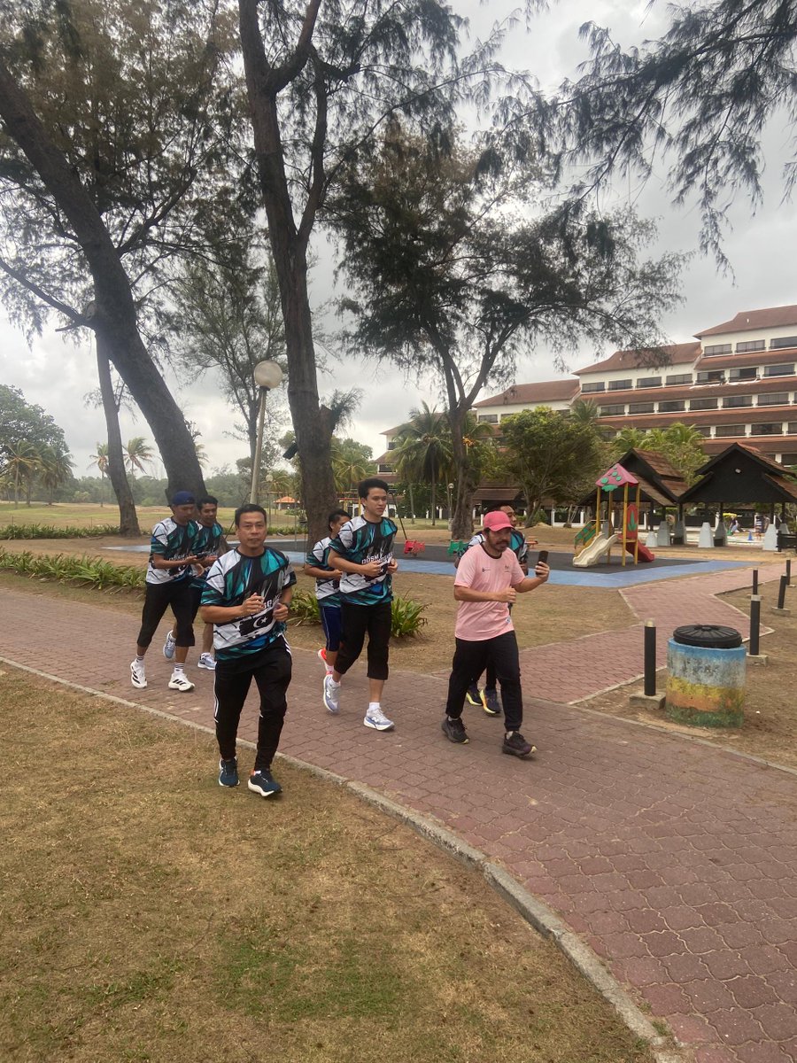DOSM_Terengganu's tweet image. 𝐅𝐈𝐓𝐃𝐎𝐒𝐌 | 𝟏𝟒 𝐌𝐀𝐂 𝟐𝟎𝟐𝟔 | 𝐊𝐄𝐌𝐀𝐌𝐀𝐍, 𝐓𝐄𝐑𝐄𝐍𝐆𝐆𝐀𝐍𝐔
𝐅𝐢𝐭𝐃𝐎𝐒𝐌 @ 𝐏𝐚𝐧𝐭𝐚𝐢 𝐊𝐢𝐣𝐚𝐥
Program #FitDOSM bersama YBhg. Dato’ Sri Dr. Uzir Mahidin telah diadakan di Pantai Kijal, Kemaman bersama Team Runner DOSM Terengganu.