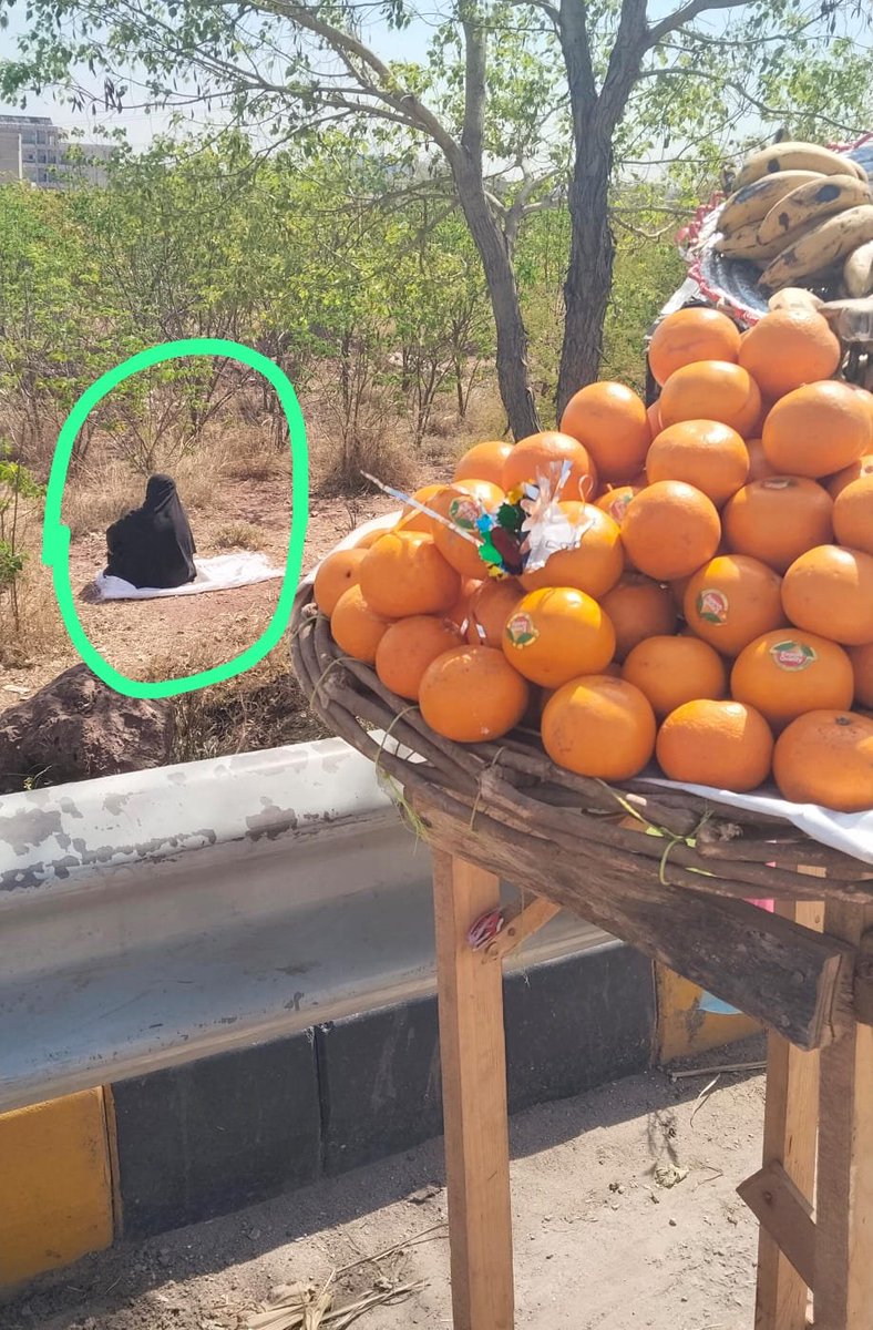 کل اسلام آباد میں واپس آرہا تھا تو روڈ پہ مالٹے اور کیلوکا ایک سٹال دیکھا، میں اکثر فروٹ ایسے لوگوں سے ہی خریدتا ہوں۔ بہرحال بائیکل سائیڈ پہ کھڑی کی تونیچے دیکھا ایک بچی نماز پڑھنے میں مصروف ہے۔ میں انتظار کرتا رہا بچی نے نماز پڑھا اور روڈ کی طرف اگئی۔ میں نے کہا کہ مالٹے کتنے کے