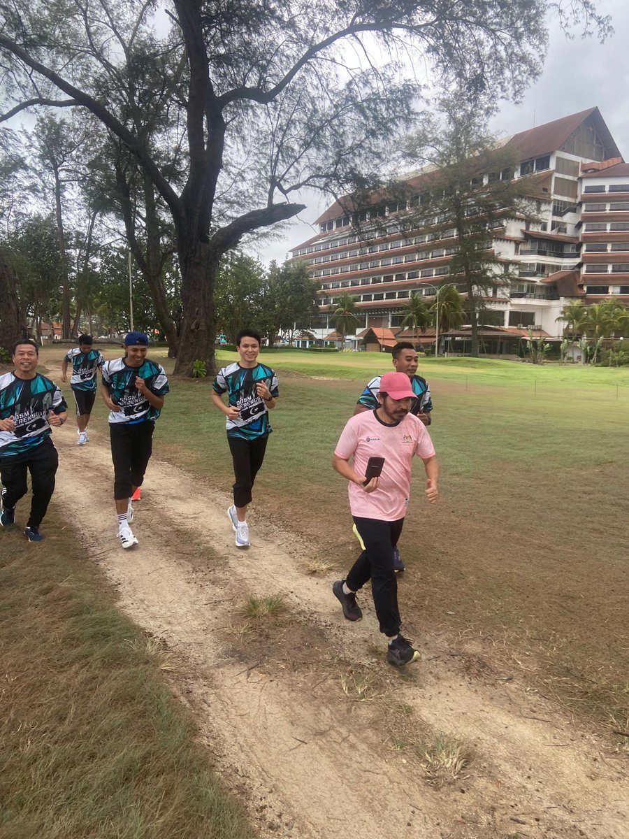 DOSM_Terengganu's tweet image. 𝐅𝐈𝐓𝐃𝐎𝐒𝐌 | 𝟏𝟒 𝐌𝐀𝐂 𝟐𝟎𝟐𝟔 | 𝐊𝐄𝐌𝐀𝐌𝐀𝐍, 𝐓𝐄𝐑𝐄𝐍𝐆𝐆𝐀𝐍𝐔
𝐅𝐢𝐭𝐃𝐎𝐒𝐌 @ 𝐏𝐚𝐧𝐭𝐚𝐢 𝐊𝐢𝐣𝐚𝐥
Program #FitDOSM bersama YBhg. Dato’ Sri Dr. Uzir Mahidin telah diadakan di Pantai Kijal, Kemaman bersama Team Runner DOSM Terengganu.
