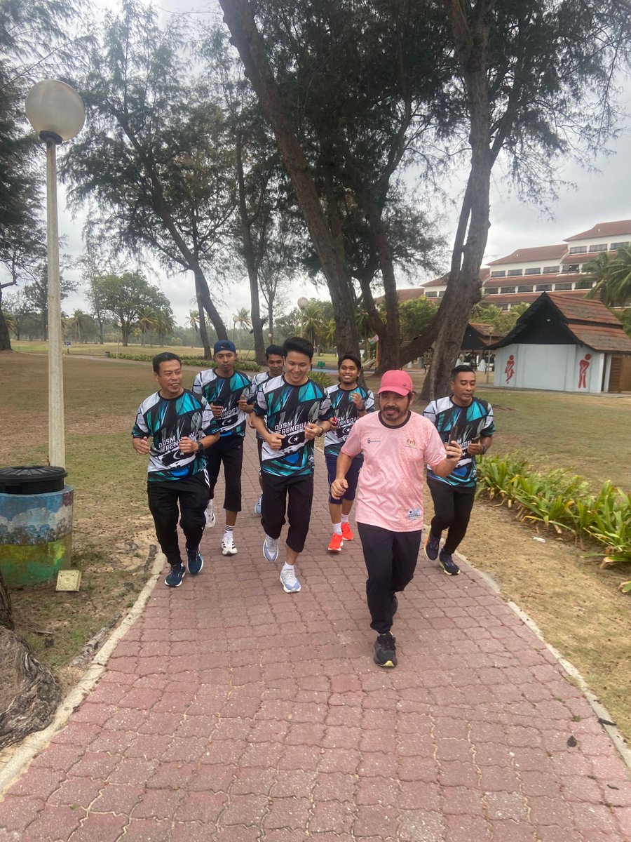 DOSM_Terengganu's tweet image. 𝐅𝐈𝐓𝐃𝐎𝐒𝐌 | 𝟏𝟒 𝐌𝐀𝐂 𝟐𝟎𝟐𝟔 | 𝐊𝐄𝐌𝐀𝐌𝐀𝐍, 𝐓𝐄𝐑𝐄𝐍𝐆𝐆𝐀𝐍𝐔
𝐅𝐢𝐭𝐃𝐎𝐒𝐌 @ 𝐏𝐚𝐧𝐭𝐚𝐢 𝐊𝐢𝐣𝐚𝐥
Program #FitDOSM bersama YBhg. Dato’ Sri Dr. Uzir Mahidin telah diadakan di Pantai Kijal, Kemaman bersama Team Runner DOSM Terengganu.