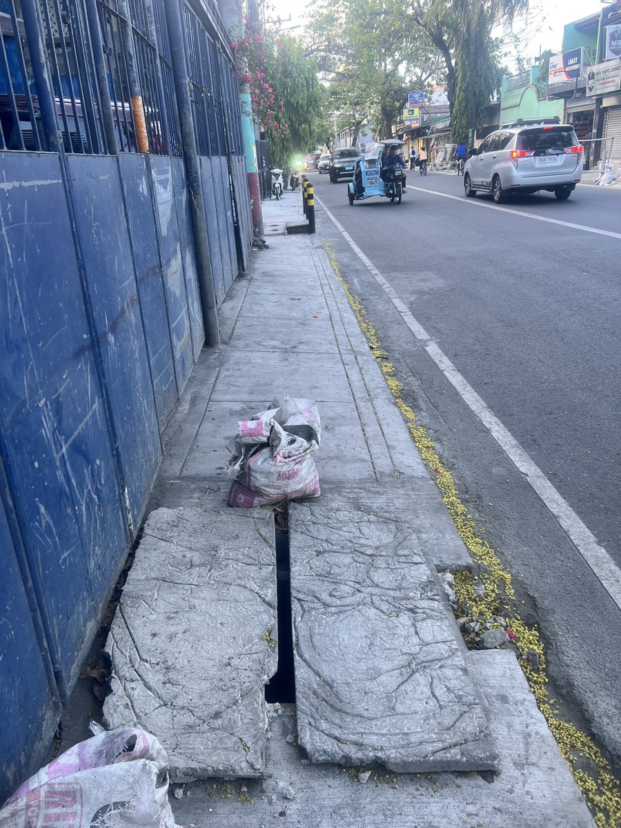 1tinaloy1's tweet photo. @VicoSotto Eto ho ang kahabaan ng Sandoval Ave sa labas ng Isla Homes 1. Puro drainage na bukas. Ginawa nga ang walkway, di ka naman makapaglakad ng maayos dahil puro butas. Hindi ho maayos ang trabaho ng contractor para sa pedestrian walkway sa Sandoval Ave. Pa-ayos naman ho. 🙏 https://t.co/ntqjnxCwp0