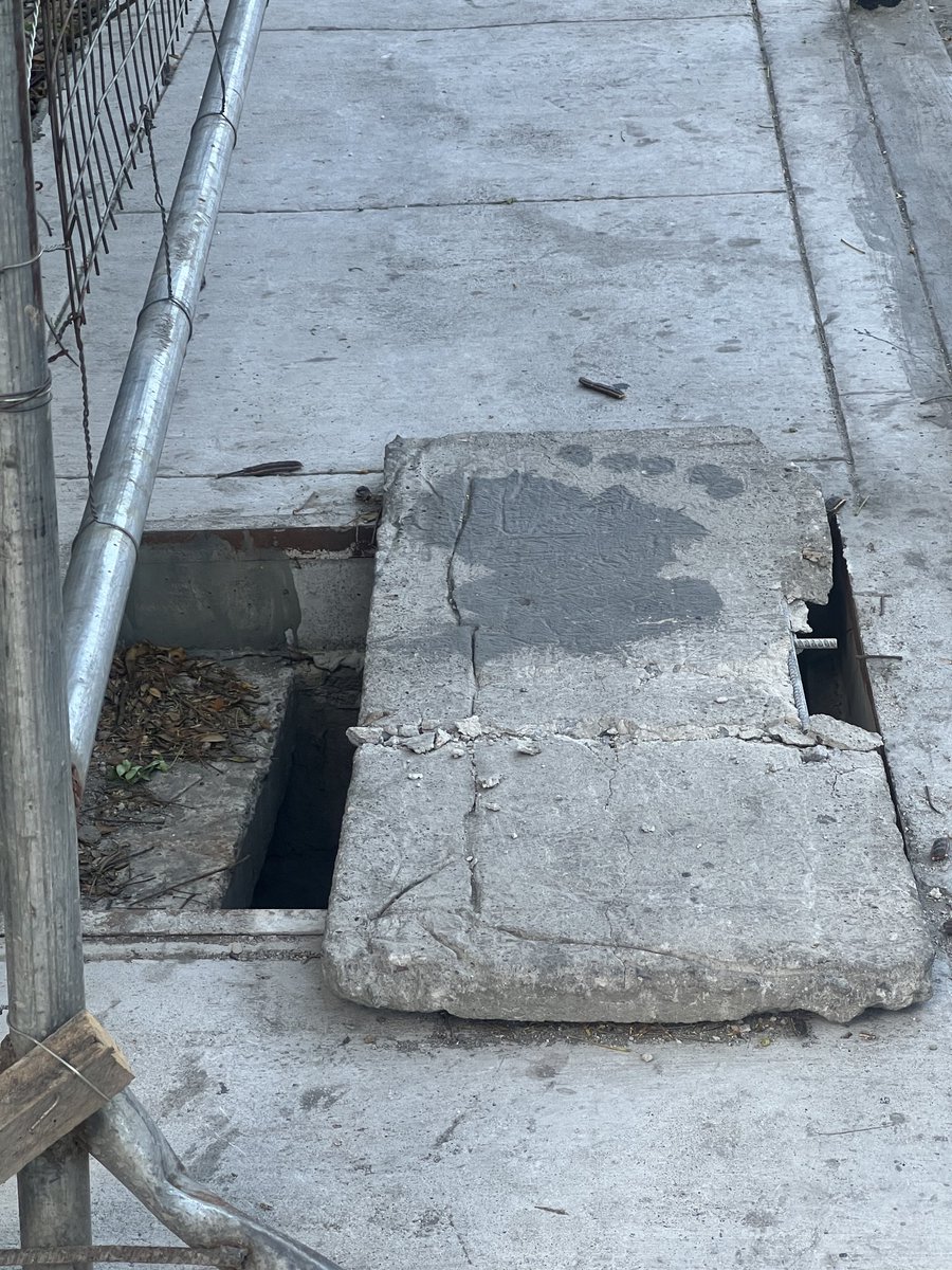 1tinaloy1's tweet photo. @VicoSotto Eto ho ang kahabaan ng Sandoval Ave sa labas ng Isla Homes 1. Puro drainage na bukas. Ginawa nga ang walkway, di ka naman makapaglakad ng maayos dahil puro butas. Hindi ho maayos ang trabaho ng contractor para sa pedestrian walkway sa Sandoval Ave. Pa-ayos naman ho. 🙏 https://t.co/ntqjnxCwp0