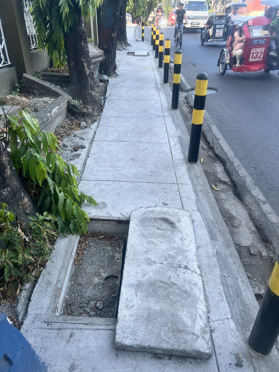 1tinaloy1's tweet photo. @VicoSotto Eto ho ang kahabaan ng Sandoval Ave sa labas ng Isla Homes 1. Puro drainage na bukas. Ginawa nga ang walkway, di ka naman makapaglakad ng maayos dahil puro butas. Hindi ho maayos ang trabaho ng contractor para sa pedestrian walkway sa Sandoval Ave. Pa-ayos naman ho. 🙏 https://t.co/ntqjnxCwp0