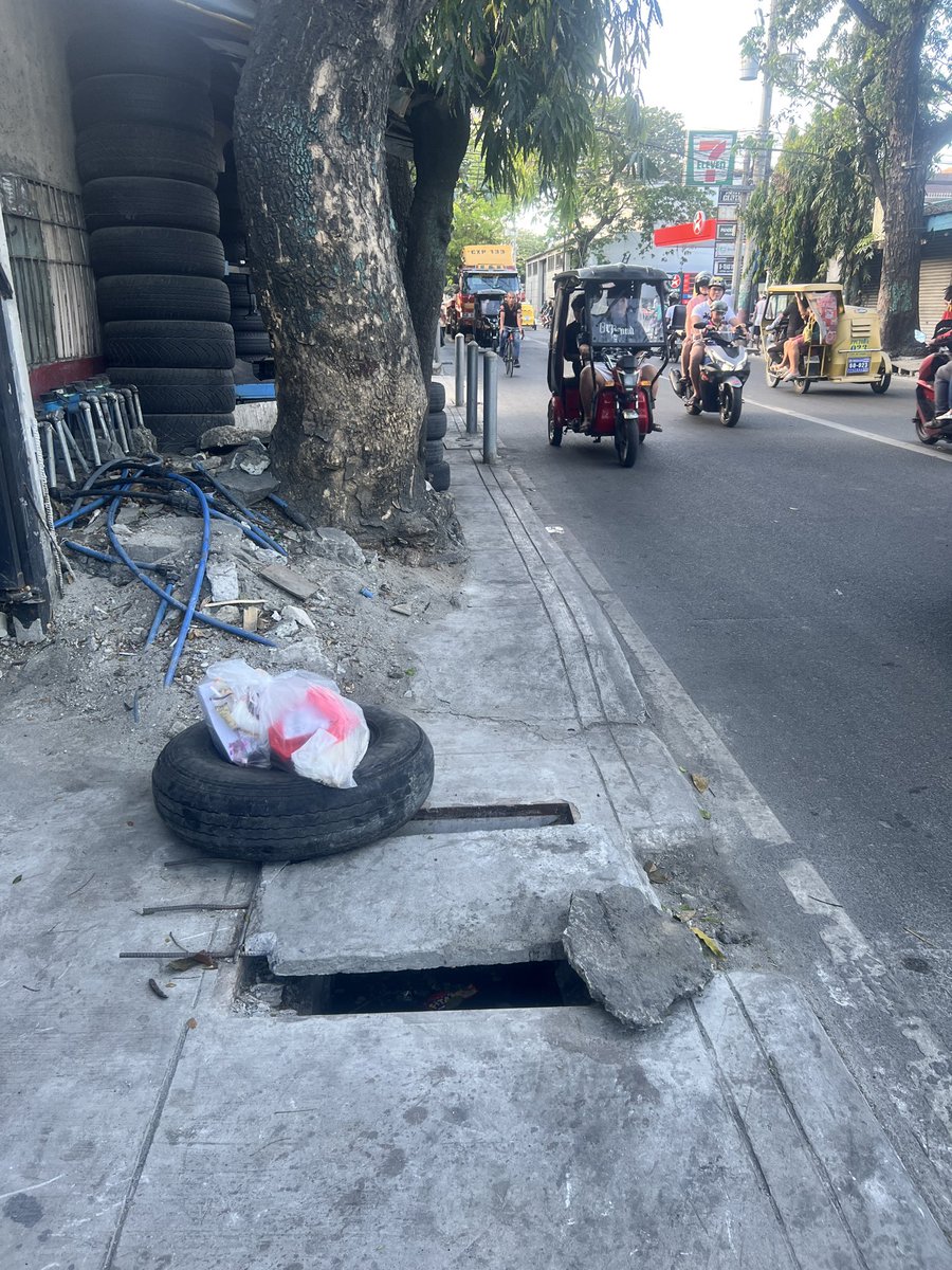1tinaloy1's tweet photo. @VicoSotto Eto ho ang kahabaan ng Sandoval Ave sa labas ng Isla Homes 1. Puro drainage na bukas. Ginawa nga ang walkway, di ka naman makapaglakad ng maayos dahil puro butas. Hindi ho maayos ang trabaho ng contractor para sa pedestrian walkway sa Sandoval Ave. Pa-ayos naman ho. 🙏 https://t.co/ntqjnxCwp0