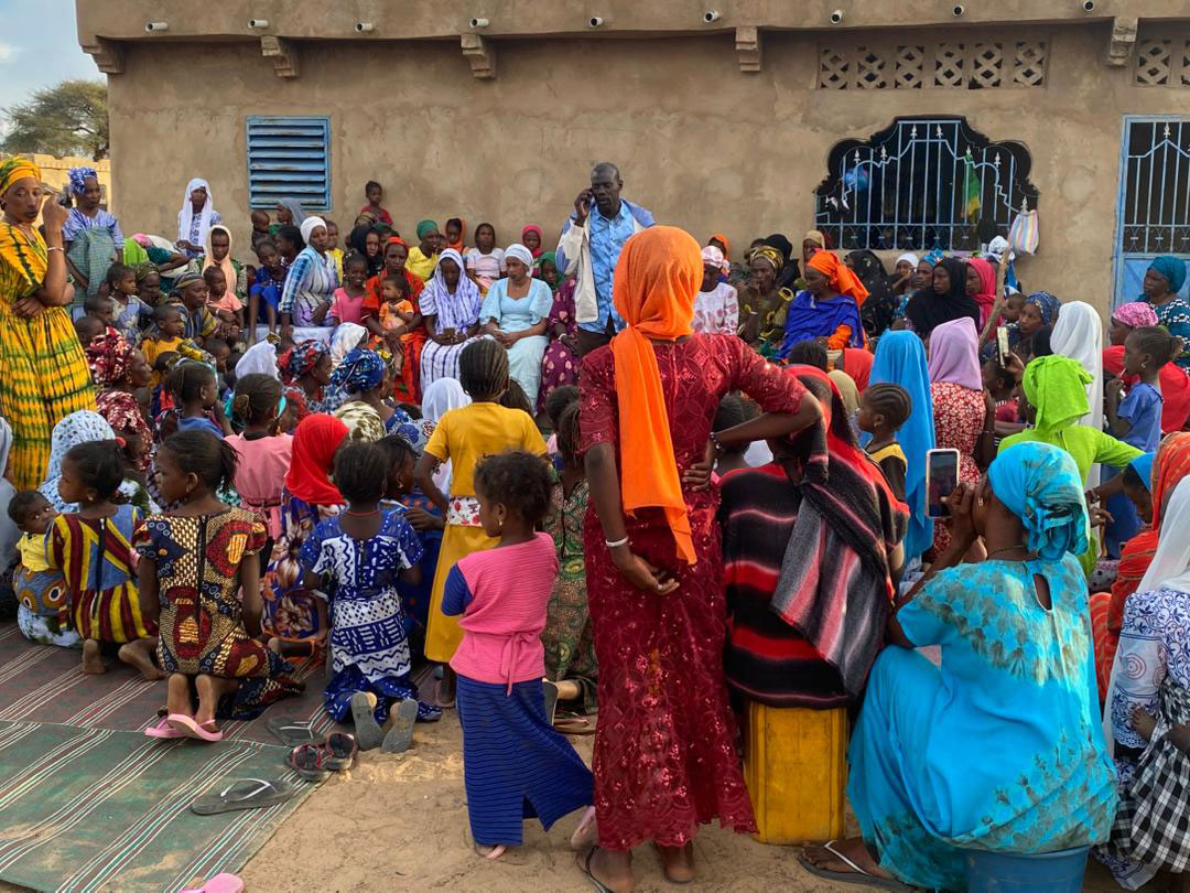 CONEMUND's tweet photo. En Mbolo Birane (#Senegal) promovemos los derechos económicos y sociales de las mujeres productoras.

Formación en igualdad, sesiones comunitarias y programas de radio ayudan a fortalecer su participación y liderazgo en la producción agroecológica. https://t.co/368bj40Hh7

#AACID https://t.co/NkNVqURAq5