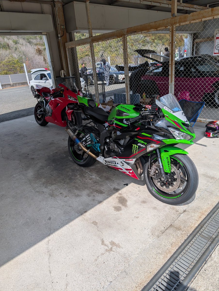 はちすか tweet media