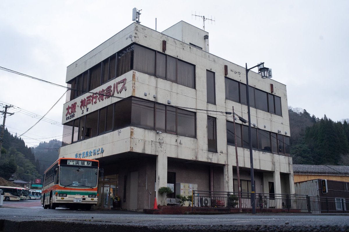 LT233J's tweet photo. 新温泉町民バス 夢つばめ
姫路200 は635
KC-LT333J
（元全但バス 2305）

車庫から居なくなったという噂は聞いていたので薄々そんな気はしていましたが、運行を終了したようですね。
約30年のご活躍、お疲れ様でした。
 #ありがとう全但キュービック https://t.co/Wg8VOYIMJb