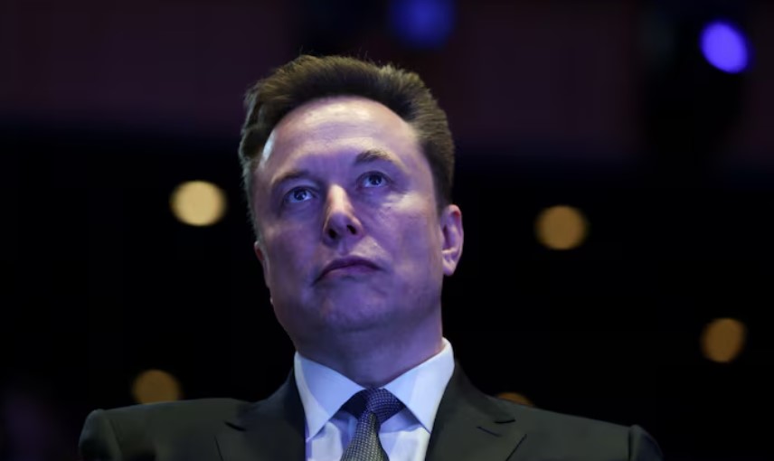 Elon Musk, Tesla'nın AI çip fabrikası Terafab projesini 7 gün içinde başlatacağını duyurdu. Tesla, AI5 çipleri ile Otonom Sürüş ve Full Self-Driving teknolojisini güçlendirmeyi hedefliyor. Musk, tedarikçilerden gelen çip üretiminin yetersiz olduğunu ve dev çip üretim tesisine