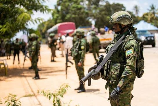 Le #Rwanda menace de retirer ses troupes du Mozambique faute de financement durable pour la lutte antiterroriste à Cabo Delgado. Kigali affirme avoir dépensé des centaines de millions, bien au-delà des 20 M€ européens, et exige reconnaissance et soutien des partenaires.