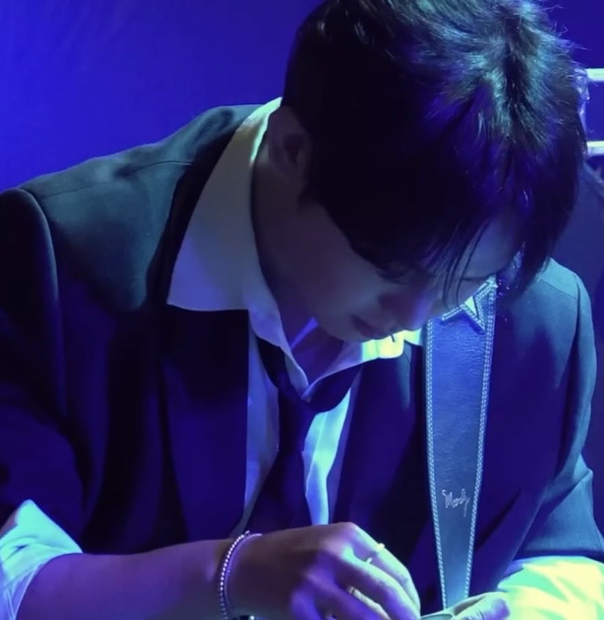 Sikbear37's tweet photo. Sik who concentrates 307% ๐ช
#์ํ์ #LIMHYUNSIK #๋นํฌ๋น #BTOB
#FIRSTMUSICSTATION https://t.co/Xd5FN5oxvU