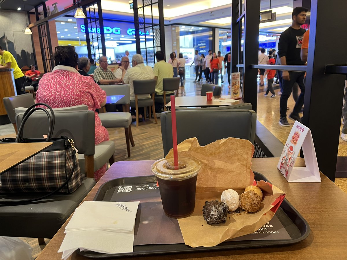 OE0UryriTUtpdBQ's tweet image. ＃ドバイモール　にてカナダのドーナツチェーン　＃TIMHORTONS　日本にも進出してほしい。
