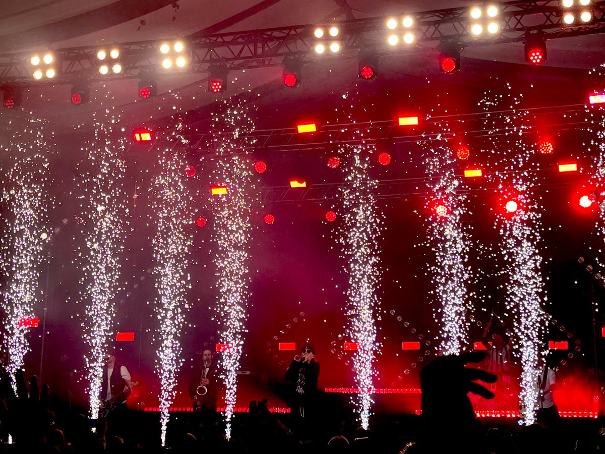 nuuriett_nunu's tweet photo. Que la nit està que crema….🎶
Ahir vaig celebrar fort els 20 de Buhos!
💪🏻💪🏻 goig de concert♥️
#hemvingutajugar #buhos #sempredempeus https://t.co/EKajbNXLIc