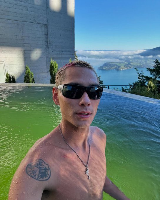stoplying999's tweet photo. Even in reverse, those tattoo placements and that hair just scream Evan Mock. https://t.co/OJYilONBx9