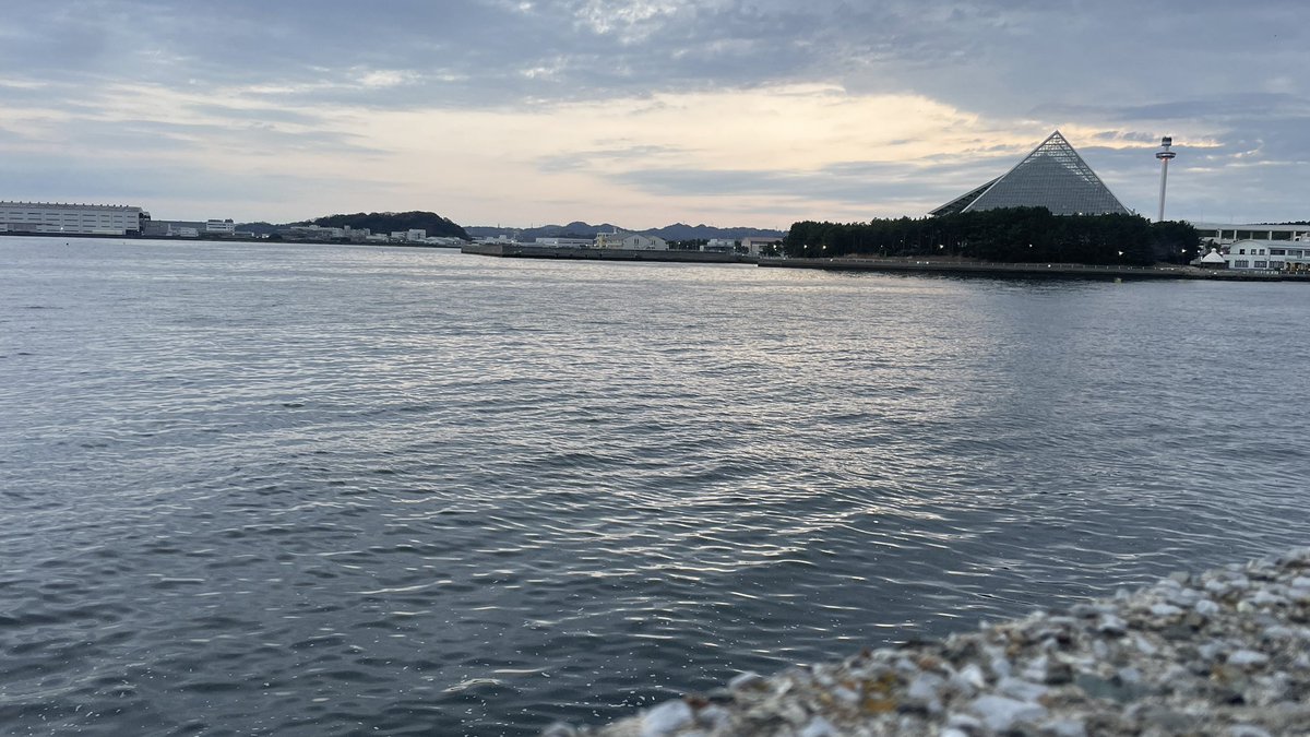八景島のシーサイドラインの下を通って堤防に出ると、釣りしてる人がちらほら。
さて帰りますかね。
#vstrom1050xt