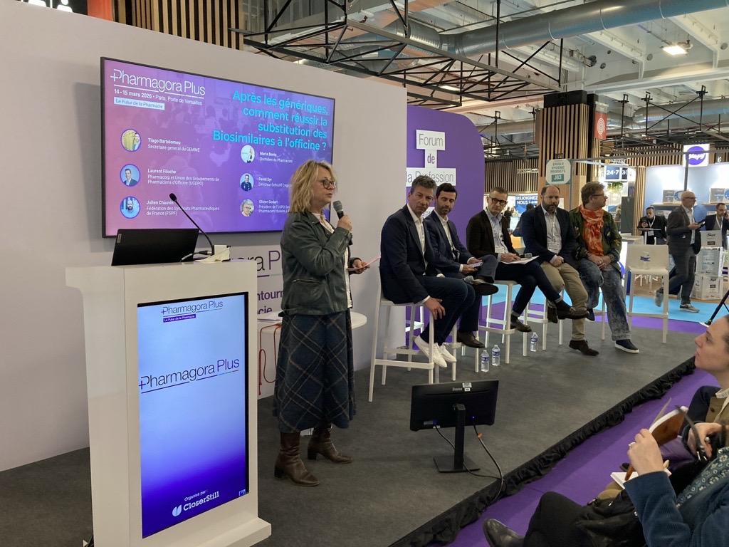 leQPH_fr's tweet photo. Début de la table ronde « Après les génériques, comment réussir la substitution des Biosimilaires à l’officine ? », organisée par le Quotidien du Pharmacien, au Théâtre Forum de la profession. #PGP26 #PharmagoraPlus @PharmagoraPlus https://t.co/dYLXEdwZll