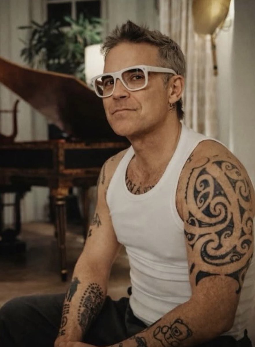 RWLegendary's tweet photo. Have a clear perspective. 🤓😅

—— 

@robbiewilliams #robbiewilliams 

📸 Credits to owner https://t.co/rVLADQprX1