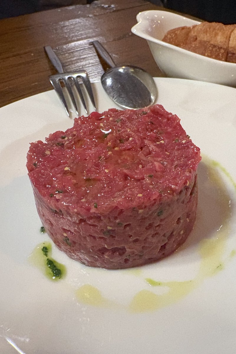 Hi ha restaurants que viuen del soroll. Mentre que #Bardeni,  <a href="/danilechu/">Dani</a>, viu de donar molt bé de menjar. Carns espectaculars i personalitat pròpia. Crònica 👇
restaurantscat.cat/bardeni-restau…