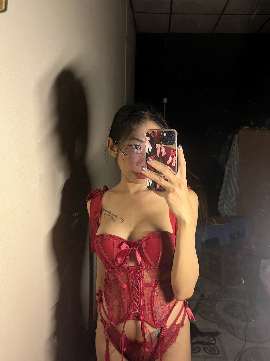 thaen_ra's tweet photo. fav color ❤️🖤 https://t.co/RWfu7SMme3