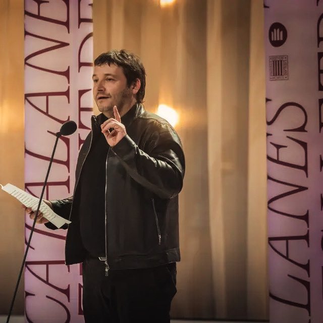 En <a href="/carlesrebassa/">Carles Rebassa 🎗🏳️‍🌈</a> és una persona que sovint podem veure per Esporles, amb el qual manté una relació viva des de fa temps. 
Per això, el poble sent aquest premi molt proper: és el reconeixement a una veu literària potent i compromesa amb la llengua catalana. Enhorabona, Carles.