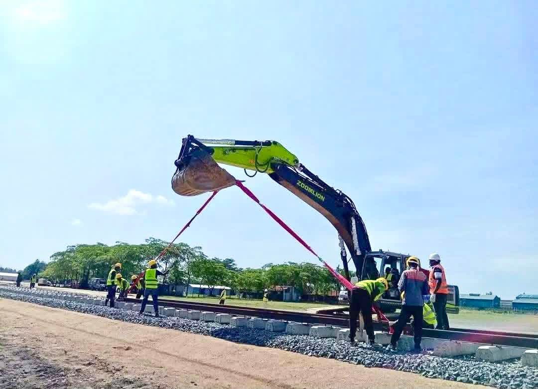 PHIAMAX's tweet photo. Big news. The SRG expansion from Naivasha to Kisumu is set to be launched by President @WilliamsRuto next week.
A major boost for connectivity, trade, and Kenya’s economy.
#SGRExpansion #KenyaInfrastructure #RutoDevelopment https://t.co/0NJbB2ru16