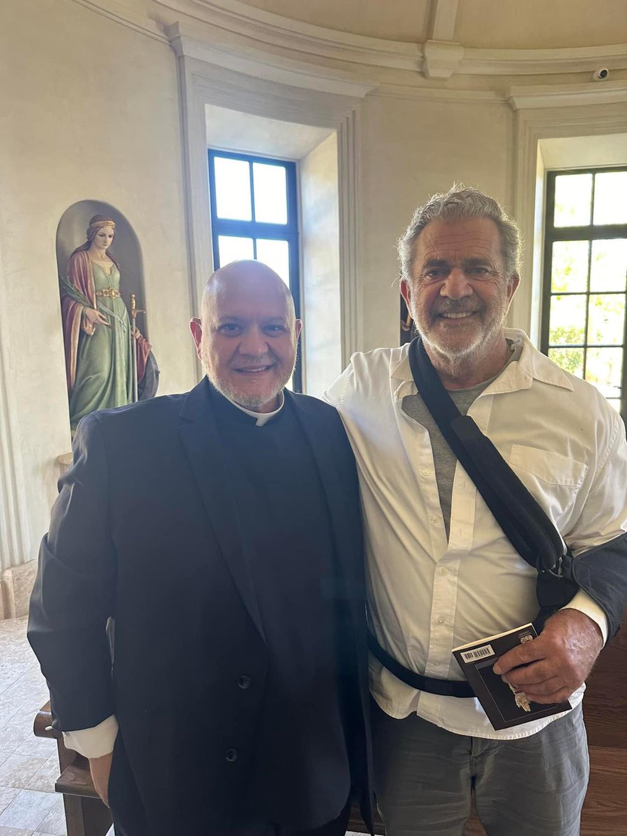 MelGibson765's tweet photo. Fr Carlos Martins
Mel with a sacred piece of the bones of St. Jude Thaddeus, an apostle of Jesus.
The relic, which normally rests in St. Peter’s Basilica in the heart of the Vatican, embarked on a rare journey touring Catholic churches and institutions across the US https://t.co/R5oQBi0xdB