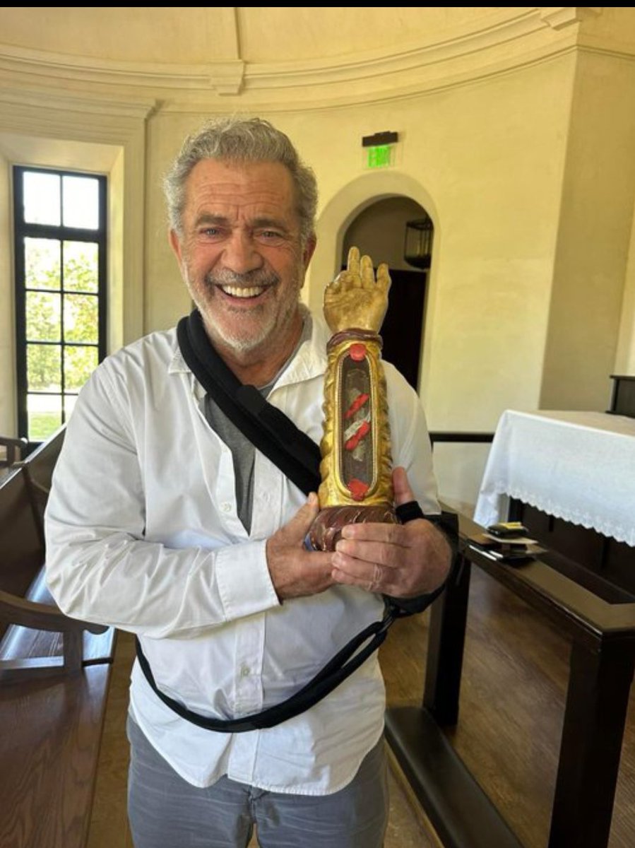 MelGibson765's tweet photo. Fr Carlos Martins
Mel with a sacred piece of the bones of St. Jude Thaddeus, an apostle of Jesus.
The relic, which normally rests in St. Peter’s Basilica in the heart of the Vatican, embarked on a rare journey touring Catholic churches and institutions across the US https://t.co/R5oQBi0xdB