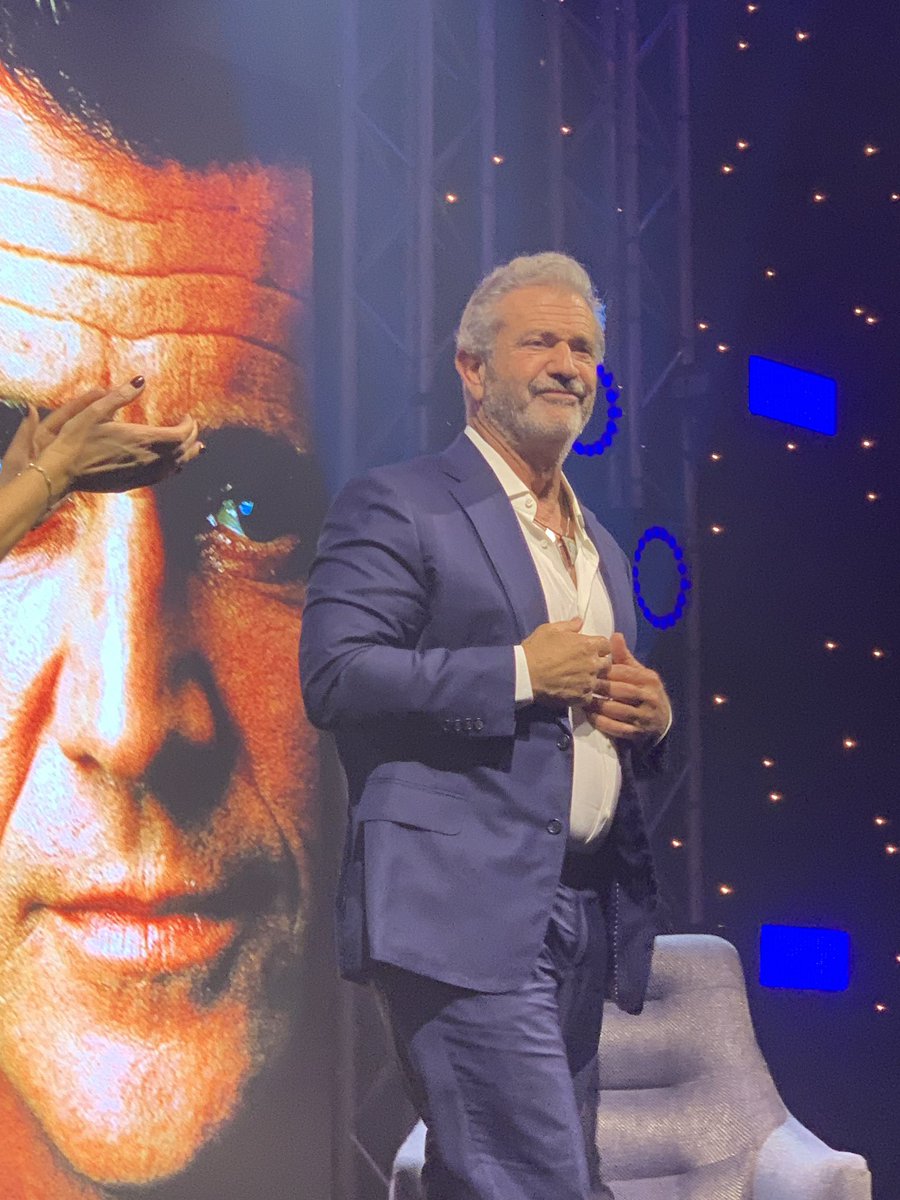 MelGibson765's tweet photo. What a night! @AnExpWith put on a world leading show, and Mel revealed EXCLUSIVELY that he will be directing Lethal Weapon 5 quite soon. He got emotional - fighting tears - talking about the late Richard Donner, who had asked Mel if he would take the reigns if he died. https://t.co/i0SMyHujNP