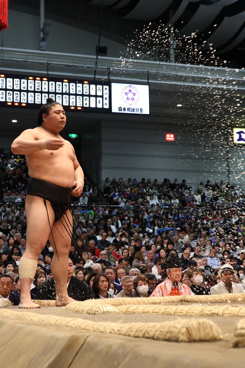 八日目の様子＞ 幕内取組 若元春（1勝7敗） 小手投げ 美ノ海（3勝5