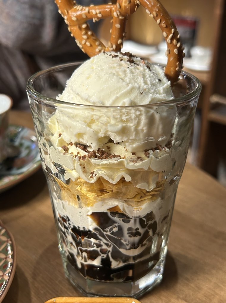 _domi____5's tweet photo. 【せっかくなのでお店を紹介します】
📍black bird cafebar &amp; vintage
ずらりと並んだヴィンテージアイテムがどれも本当に素敵でした
落ち着いた雰囲気の中飲んだコーヒーがすごく美味しかったです、お好みで塩をぱらぱらして食べ進めたパフェも楽しかったな
仙台に来たらぜひ🐦‍⬛ https://t.co/8ZpjYYihGW