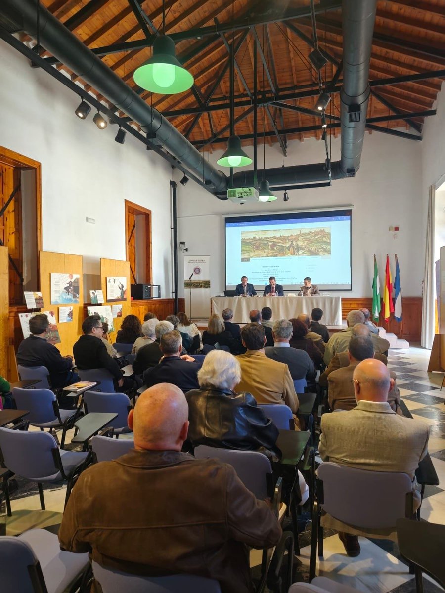 CEHJerezanos's tweet photo. Ayer celebramos nuestro acto institucional anual en el Museo Arqueológico Municipal de Jerez, con la entrada de nuevos miembros, la insignia de oro a la Asociacion de Amigos del Museo y la presentación de la @revistaCEHJ. Ocho décadas estudiando la historia de Jerez. https://t.co/0OmGxcTWFM