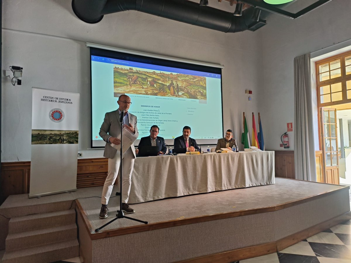 CEHJerezanos's tweet photo. Ayer celebramos nuestro acto institucional anual en el Museo Arqueológico Municipal de Jerez, con la entrada de nuevos miembros, la insignia de oro a la Asociacion de Amigos del Museo y la presentación de la @revistaCEHJ. Ocho décadas estudiando la historia de Jerez. https://t.co/0OmGxcTWFM