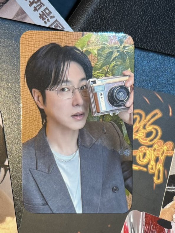 앜 은테안경이 포카로 존재한다니😭