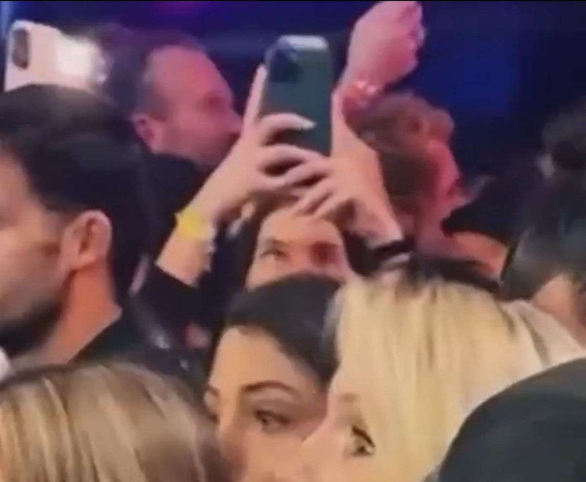 Valentachinelli's tweet photo. dame a la más chusma: si, soy YO filmando las reacciones del otro lado 😂 https://t.co/HvsqDf9G9S