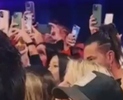 Valentachinelli's tweet photo. dame a la más chusma: si, soy YO filmando las reacciones del otro lado 😂 https://t.co/HvsqDf9G9S