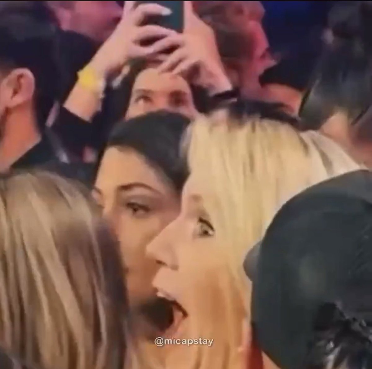 Valentachinelli's tweet photo. dame a la más chusma: si, soy YO filmando las reacciones del otro lado 😂 https://t.co/HvsqDf9G9S