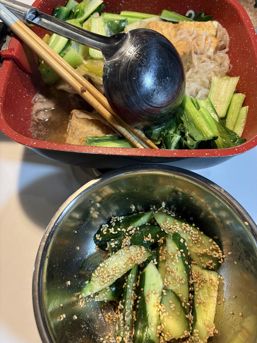 aka_beeee's tweet photo. 今日は昼前からブランチして
掃除、洗濯、散歩で買い物🥦🥬、畑でじゃがいも植えの準備
して、初めて肉吸い？作ってみた。食べたことないから本当を知らないんだが。甘くない肉どうふイメージで白だしで作ったら大成功🙌
早くお風呂🛁入って
リブートの為にテレビ前で待機しなきゃ🤭📺 https://t.co/TL0JVtgY75