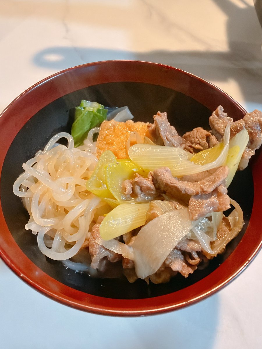 aka_beeee's tweet photo. 今日は昼前からブランチして
掃除、洗濯、散歩で買い物🥦🥬、畑でじゃがいも植えの準備
して、初めて肉吸い？作ってみた。食べたことないから本当を知らないんだが。甘くない肉どうふイメージで白だしで作ったら大成功🙌
早くお風呂🛁入って
リブートの為にテレビ前で待機しなきゃ🤭📺 https://t.co/TL0JVtgY75