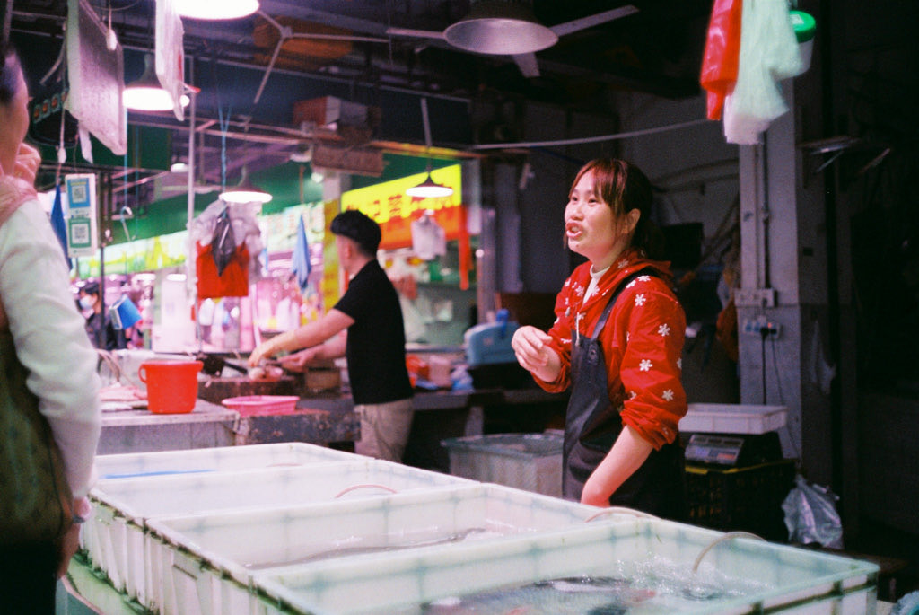 thximaging's tweet photo. In the hands of Cantonese tradition, the double knives create a texture no machine can match.
Captured by Canon 50mm f1.4 LTM with Fujifilm 400 color negs.
#streetphotography
#streetphotographyfilm
#streetphotographers
#streetleaks
#streetphoto
#urbanmoments https://t.co/14IFE6taKv