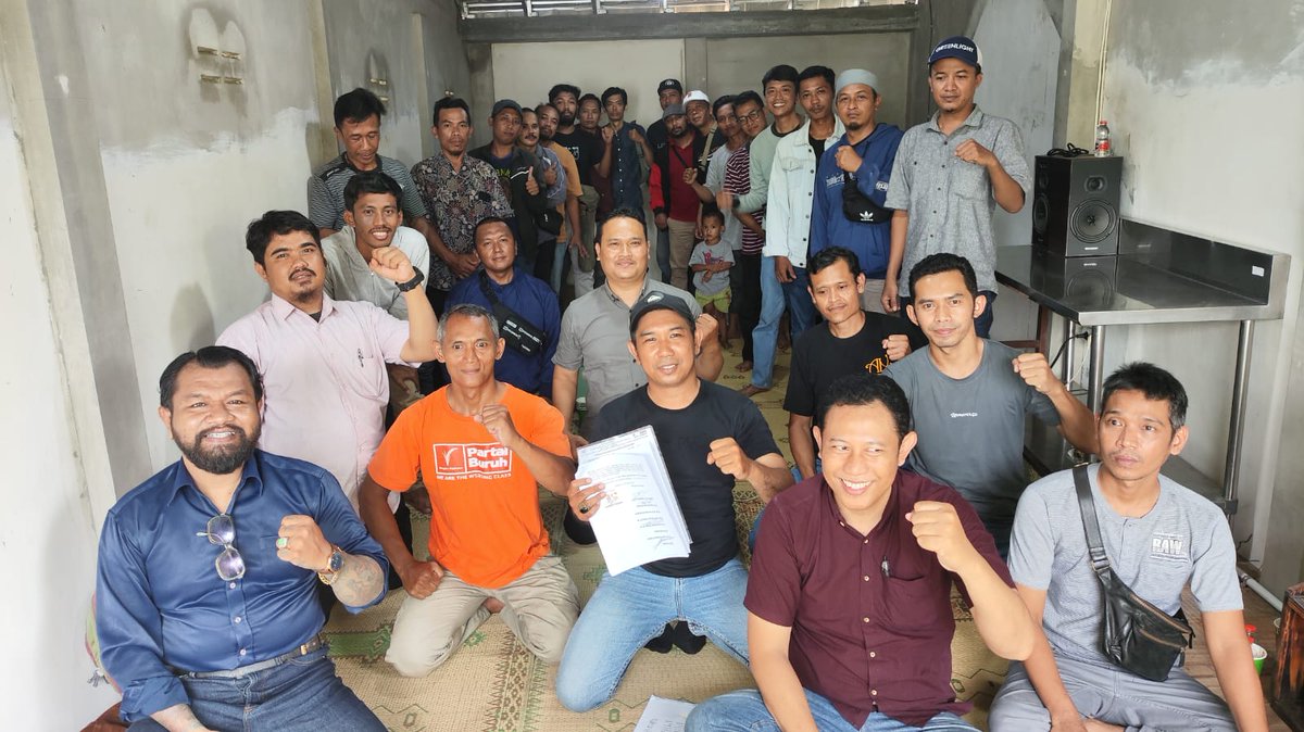 FPPI_YOGYAKARTA's tweet photo. BERSERIKAT KITA KUAT. 

Serikat Buruh Harian Lepas lahir dari proses panjang advokasi puluhan Buruh yang upahnya tidak dibayarkan selama tiga bulan berturut-turut tanpa alasan yang pasti. https://t.co/XpiIUycpU0