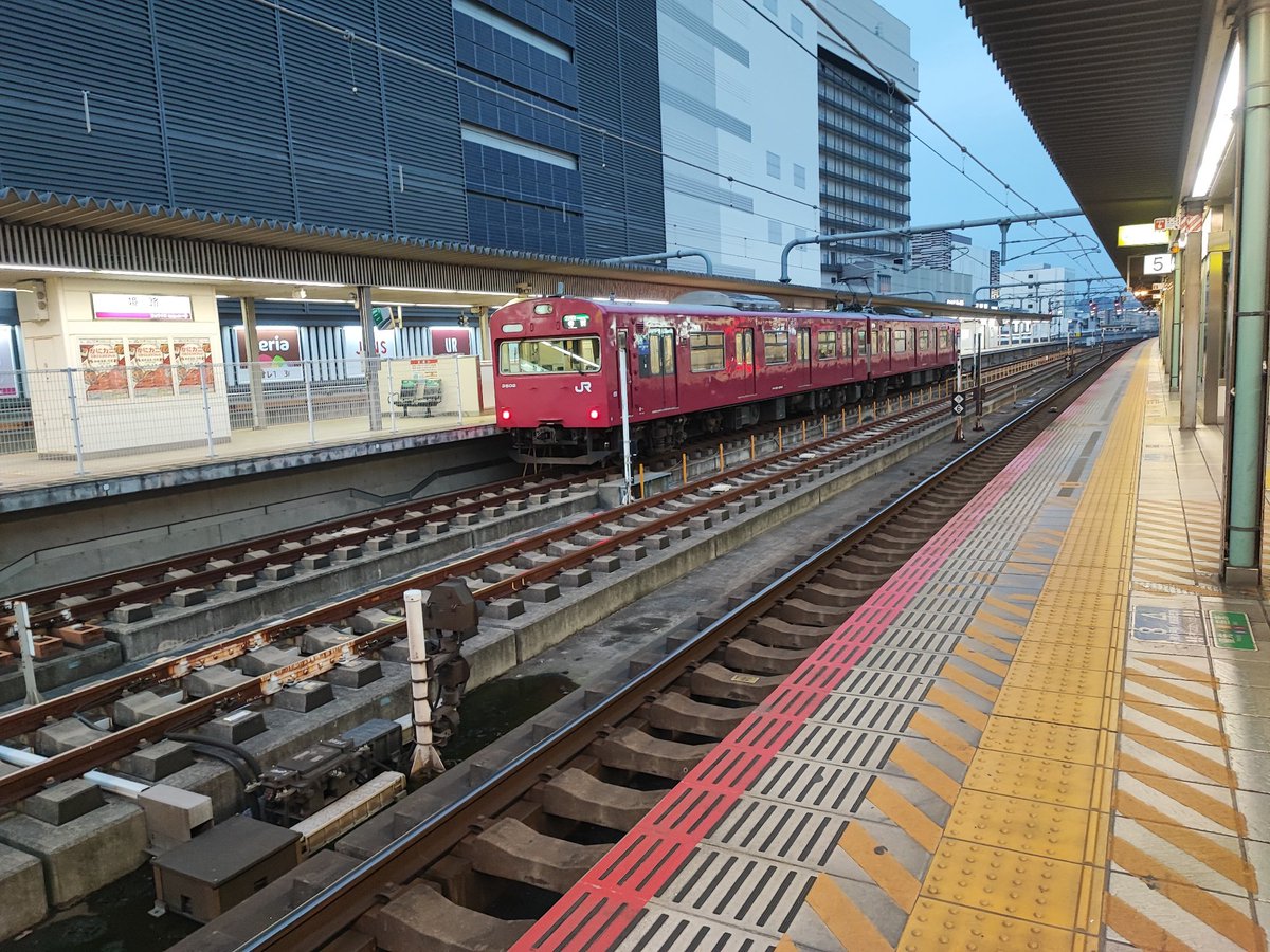 anison6's tweet photo. WESTERポイント全線フリーきっぷの旅〜その18〜

上郡 → 姫路
まねきで腹ごしらえ

これから北条町へ

姫路は安定のまねきちゃんと103系ちゃん

安定じゃないのは手柄山平和公園
丁度、駅名標が窓の所に来た https://t.co/SU2SryxRxj