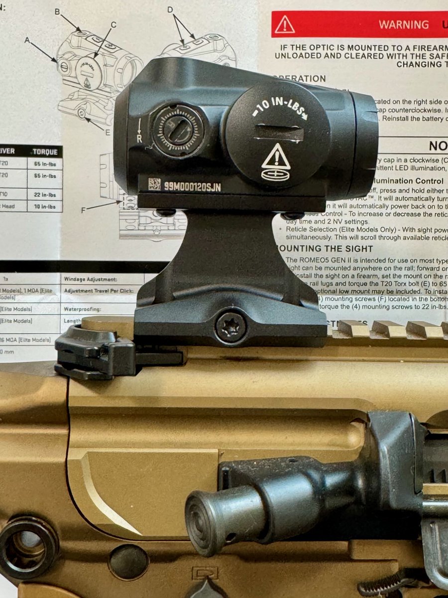 _GSAcademy's tweet photo. MCX-Spear LTですが、ダットサイトを載せてゼロインしました。

サイトはSIGのROMEO5 GEN II ELITE 1x20MM。オープンサイトと併用せずにダットサイトのみとしたので、1.93インチのTALL MOUNTにしました。首をすくめずに狙えるのはラクです。

サイト内ができるだけ広く見えるようにと、レールの後端に取り付けてみたところ、撃つ時に帽子のツバがあたるのが気になりました。

50メートルから等倍のダットサイトで狙っての射撃ですが、両肘を付いて撃てば、グルーピングを4インチ以内にまとめるのはそれほど難しいことではありません。慎重に狙って撃てば、3インチも十分可能でした。

それにしても、AK弾は撃ち応えがあって楽しいですね。11.5インチのショートバレルで総重量も3kg弱と軽量なので、反動も大きめで撃っていて迫力があります。ターゲットに空いた穴もデッカイです。なんというか、ハンドガンで45ACPを撃っているような図太さがあります。

先週、Xにポストしたら、早速、MCXを撃ちたいとのリクエストをいただきました。どうもありがとうございます! お楽しみに!