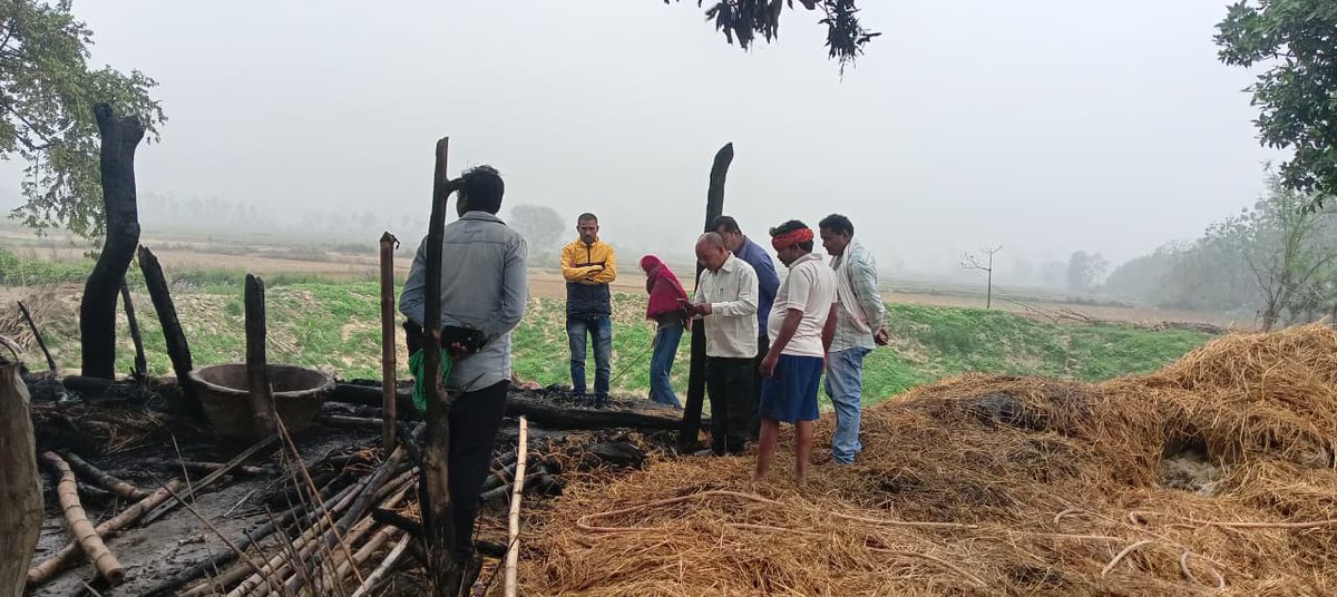 prabhatkhabar's tweet photo. बगहा: जिमरी गांव में शनिवार रात अचानक आग लगने से पशु बथान और फूस की झोपड़ी जलकर खाक हो गई. हादसे में एक गाय और एक बकरा झुलसकर मरे, दो गाय गंभीर रूप से घायल. दो साइकिल और एक रिक्शा ठेला भी जल गया. प्रशासन ने मुआवजे की प्रक्रिया शुरू की.
#Bagaha #Bihar #FireAccident #AnimalLoss #prabhatkhabar