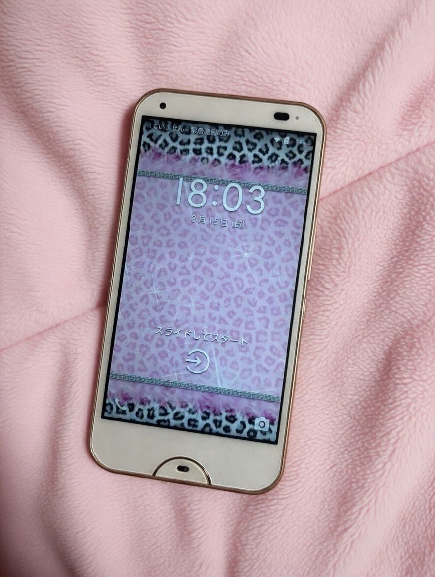 bockimaraj's tweet photo. KYOSERA rafre KYV40
#oldsmartphone
#oldandroid
#tech https://t.co/N9Ywj1IqYC